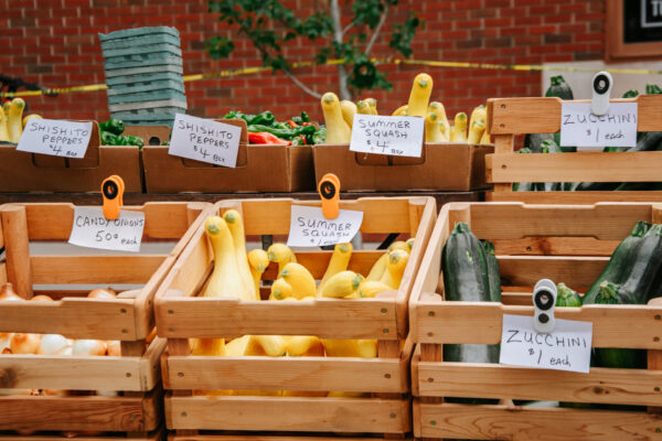 Las cajas de madera de fruta y verdura se tiran al contenedor amarillo